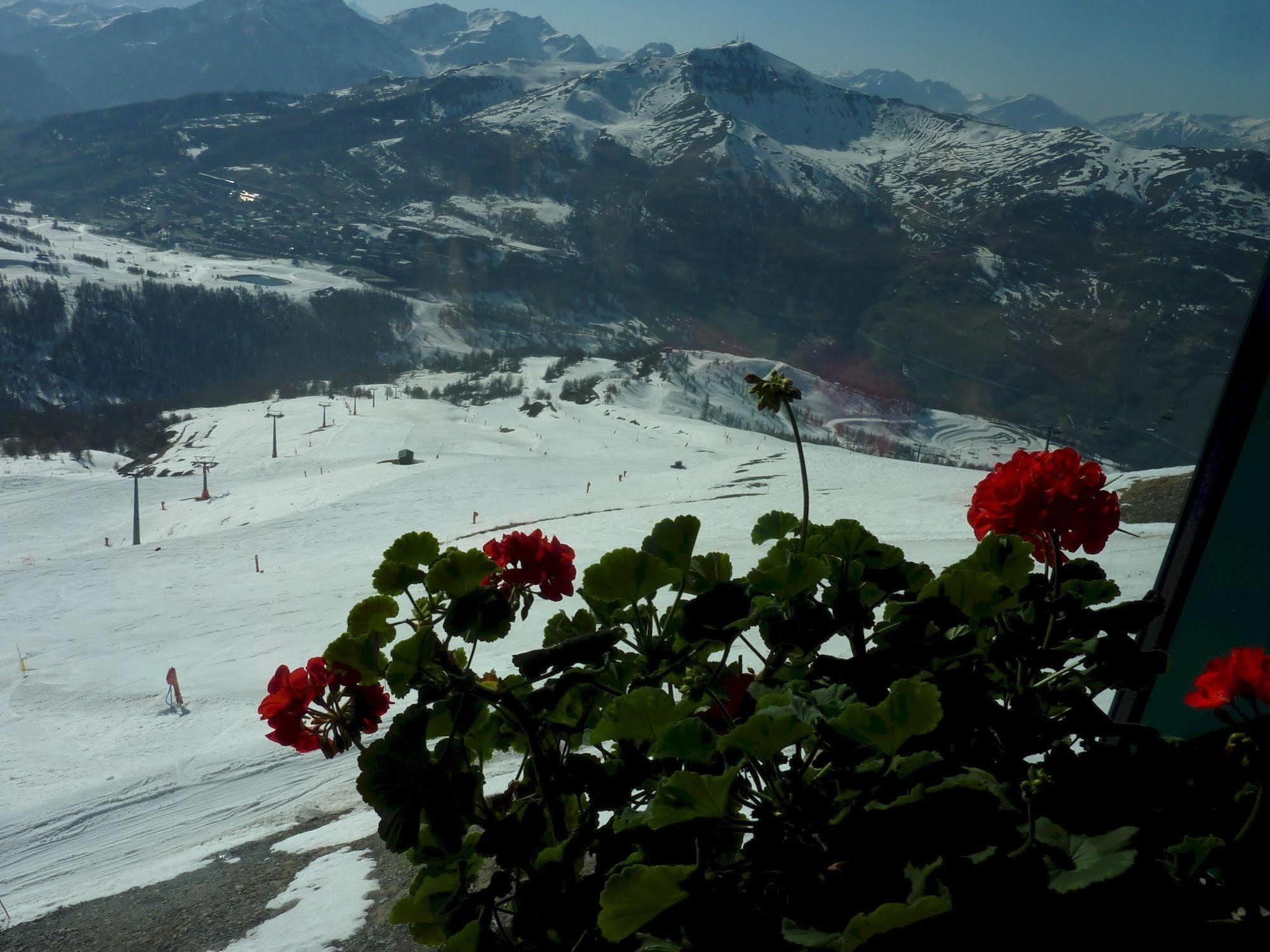 Tana Della Volpe Hotel Colle Colle Sestriere Екстериор снимка